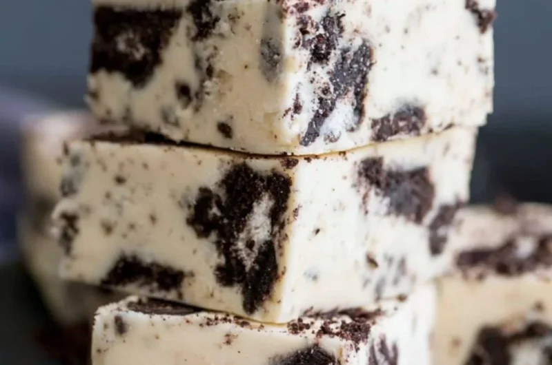Delicious cozy Oreo fudge with chocolate and Oreo cookies in a pan