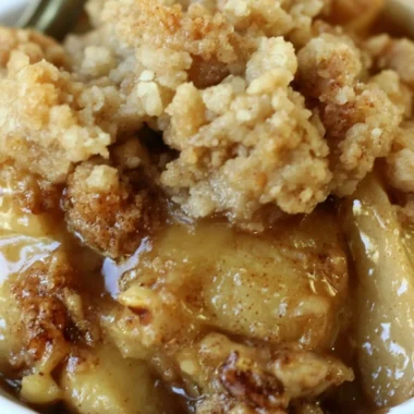 Delicious apple pear walnut crisp topped with crunchy walnuts and spices.