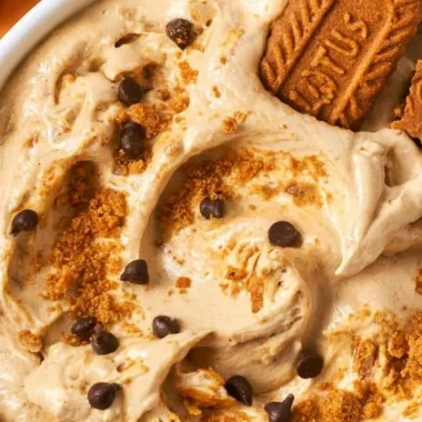 Delicious homemade Biscoff dip made with marshmallow fluff for fruits